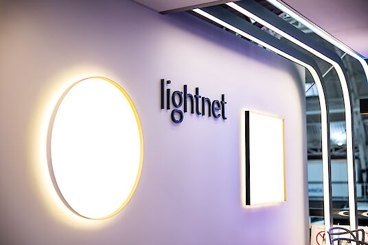 High-quality illuminated Lightnet exhibition stand with round and square lights and modern line structures